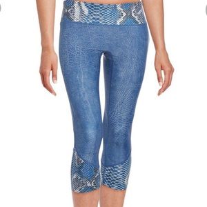 Prismsport snakeskin print Capri leggings size Medium